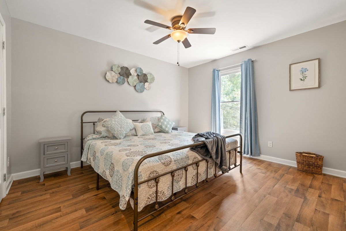 Kitanda chetu cha mfalme chenye nafasi kubwa kwa usiku mmoja wa usingizi wa kupumzika na ndoto tamu. ️ #KingSizeComfort

Kumbuka: pakiti na kucheza inapatikana, chaguzi za ziada za kulala ni pamoja na kitanda cha kuvuta cha Malkia wa joto.