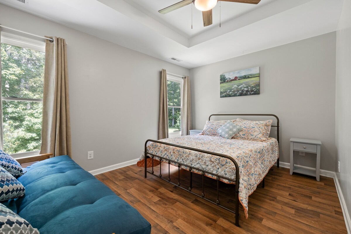 Pata uzoefu wa mfano wa starehe na utulivu katika kitanda chetu cha kuvutia cha malkia. Usingizi wako kamili wa usiku unasubiri. ️ #QueenOfComfort