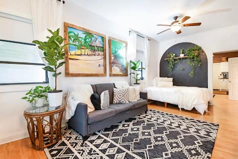 Popular Airbnb listing: Boho Bungalow close to Downt- SOHO - Hyde P- TIA in North Hyde Park