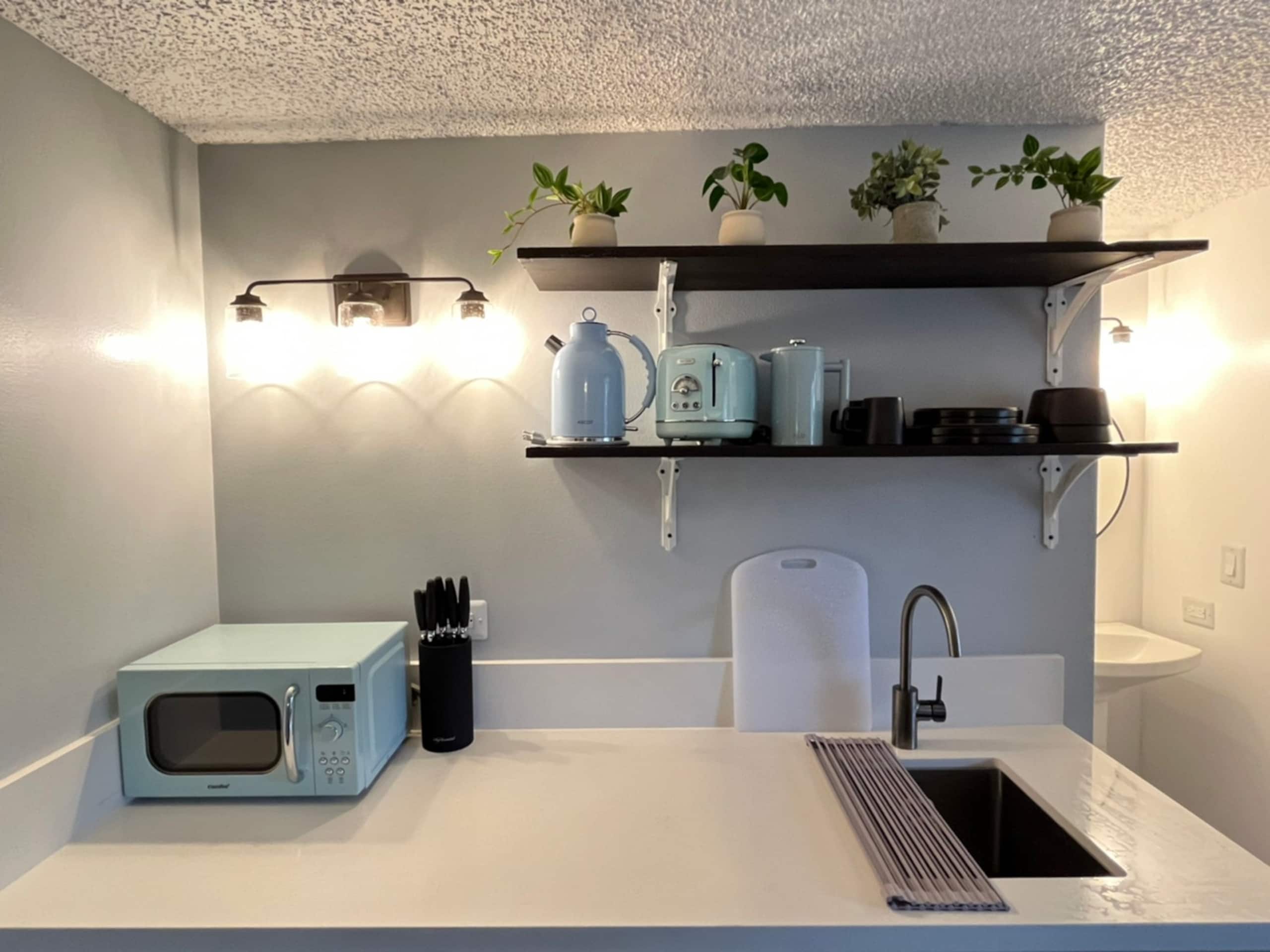 Condo in Honolulu · ★4.61 · Studio · 1 bed · 1 private bath - Image 25