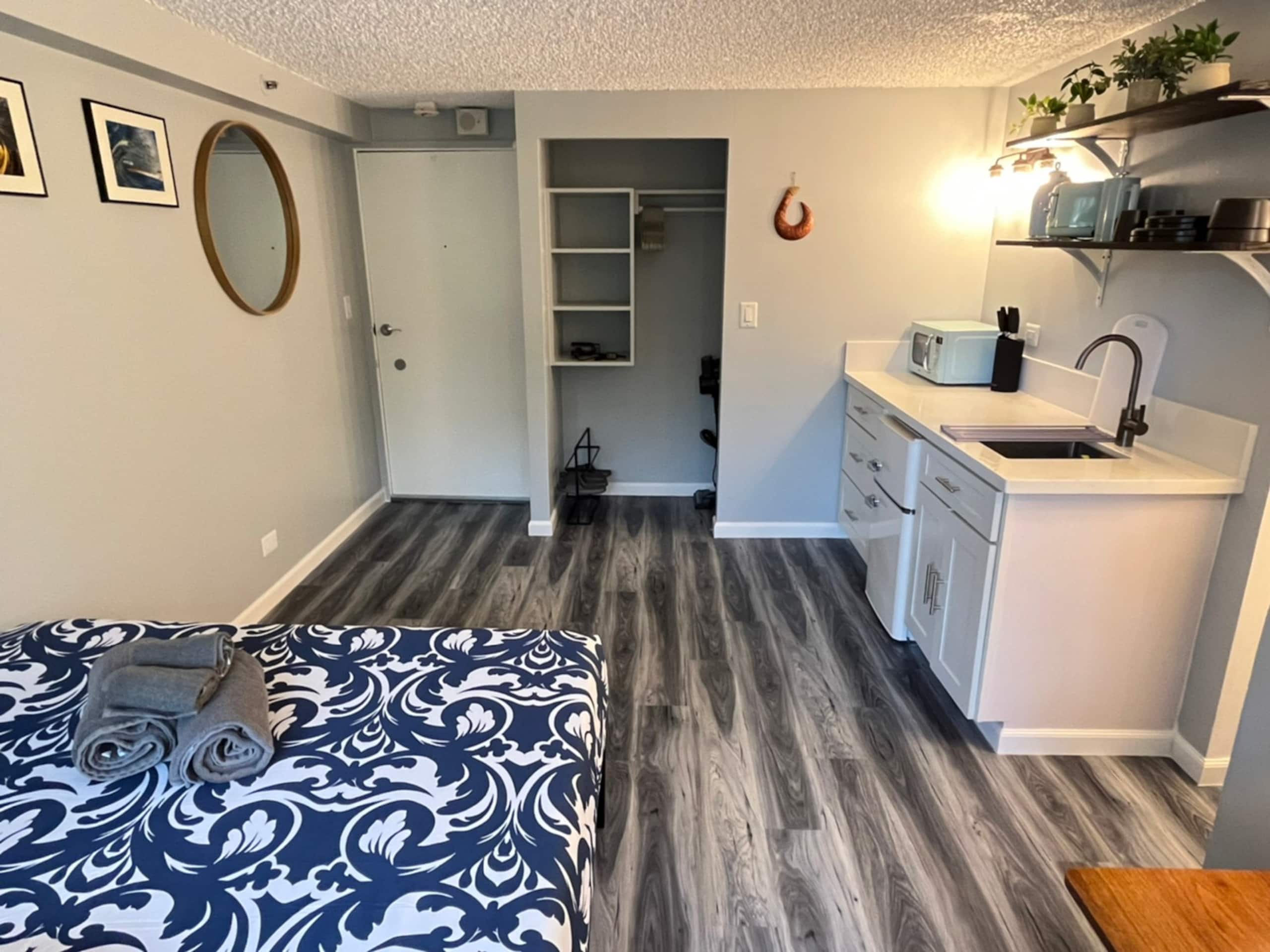Condo in Honolulu · ★4.61 · Studio · 1 bed · 1 private bath - Image 20