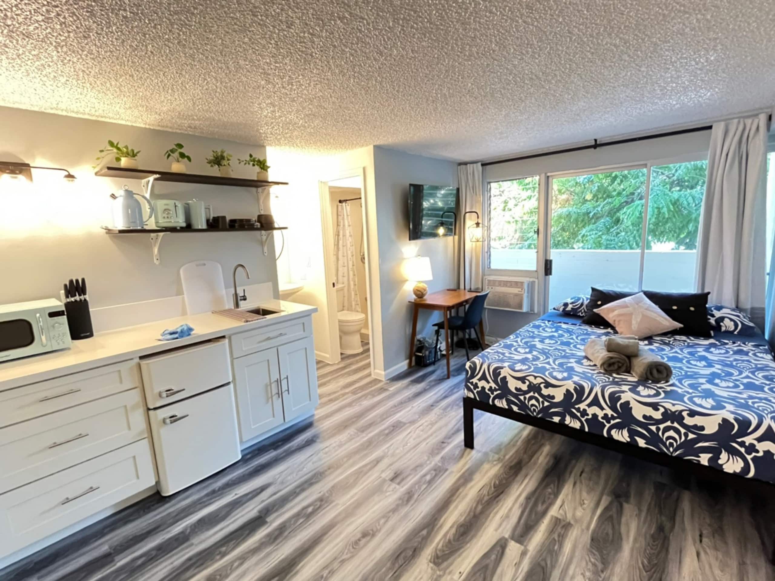 Condo in Honolulu · ★4.2 · Studio · 1 bed · 1 private bath - Image 13