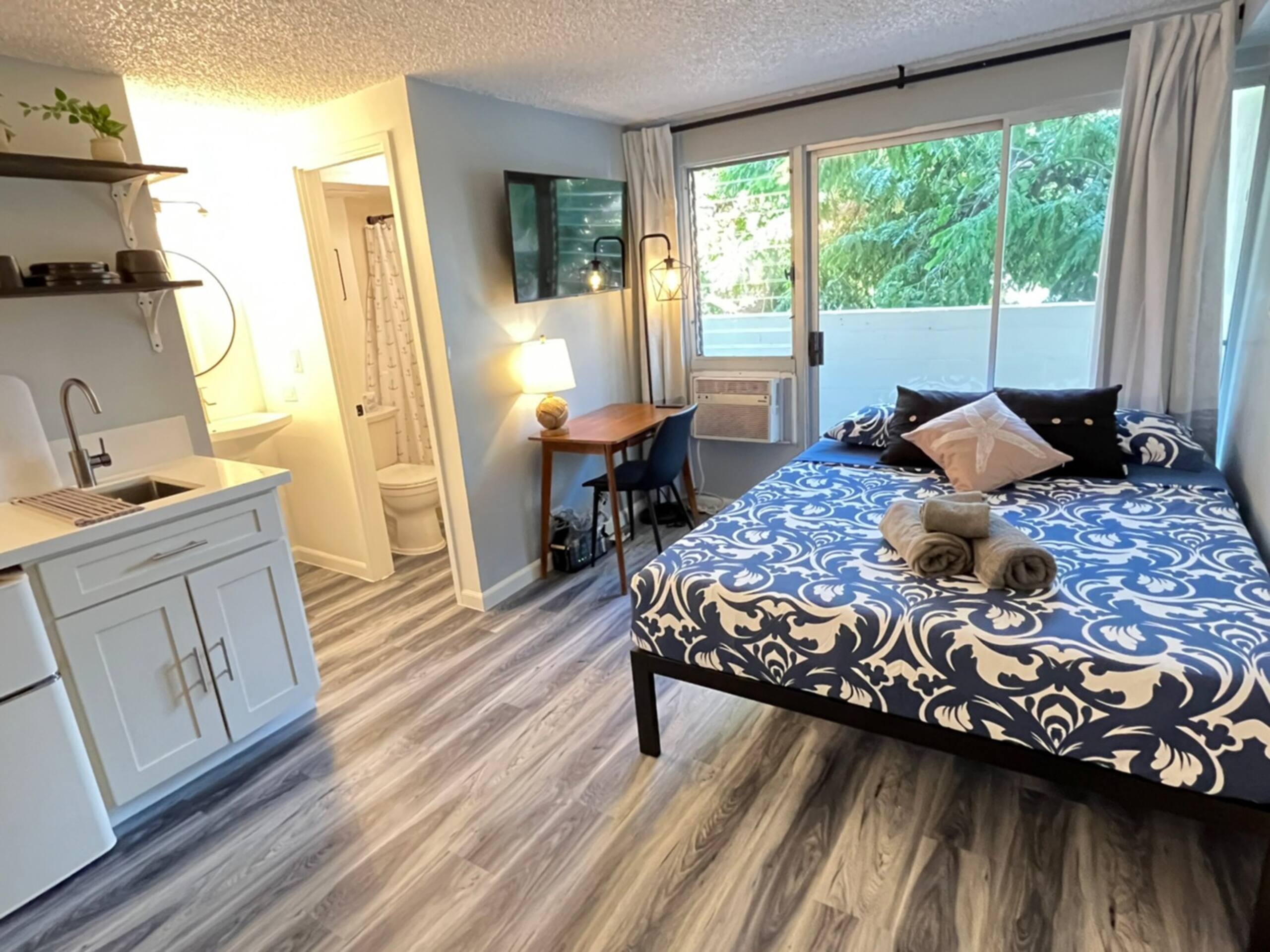 Condo in Honolulu · ★4.83 · Studio · 1 bed · 1 private bath - Image 13