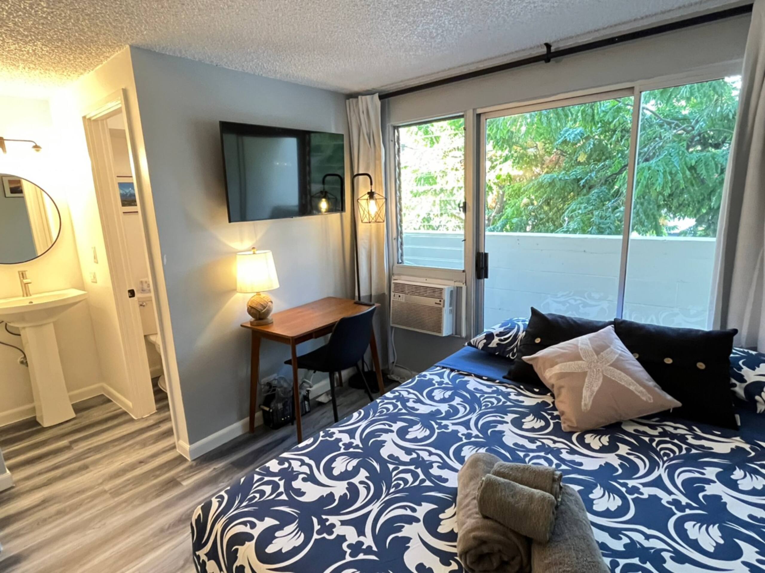 Condo in Honolulu · ★4.83 · Studio · 1 bed · 1 private bath - Image 14