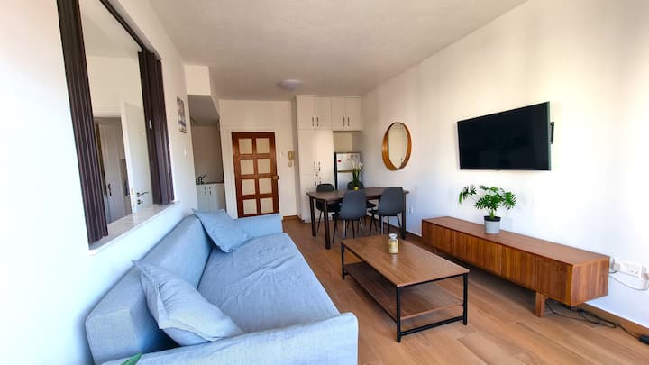 Sea View Apt - 2 Min Walk To The Beach + 200mbit - Larnaca