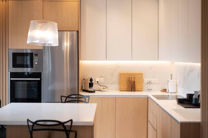 Marilyn: Luxe & Stylish 3BD retreat by halu! gallery image 2