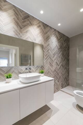 Marilyn: Luxe & Stylish 3BD retreat by halu! gallery image 4