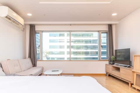 Jin's Room # 08 Nice view, comfortable accommodation, next to Hongik University Station Exit 1
