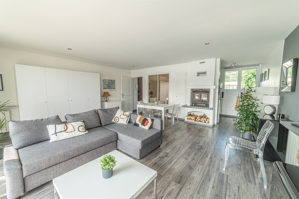 Leistungsstarkes Airbnb: Large Studio with Pool, Marina, 15 minutes from Lyon in Métropole De Lyon