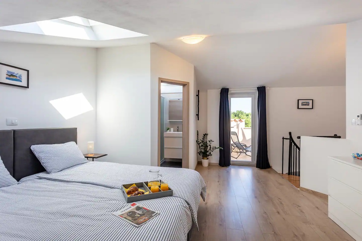 spavaća soba na drugom katu s kupaonicom i velikom terasom