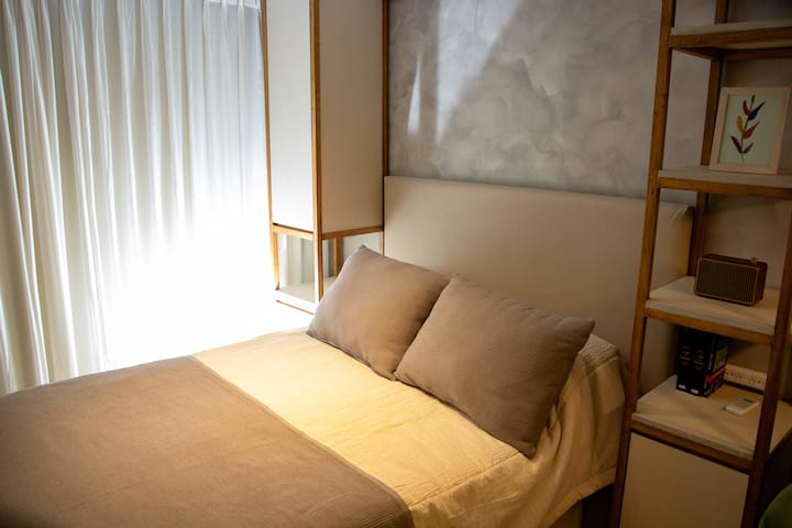 SOUMIER 2 PLAZAS NUEVO ( ROPA DE CAMA COMPLETA-MUEBLE DE GUARDADO- ENCHUFES AL COSTADO )