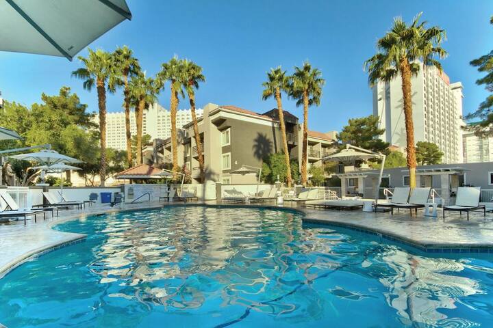 Close to the Strip -Condo-Resort with pool