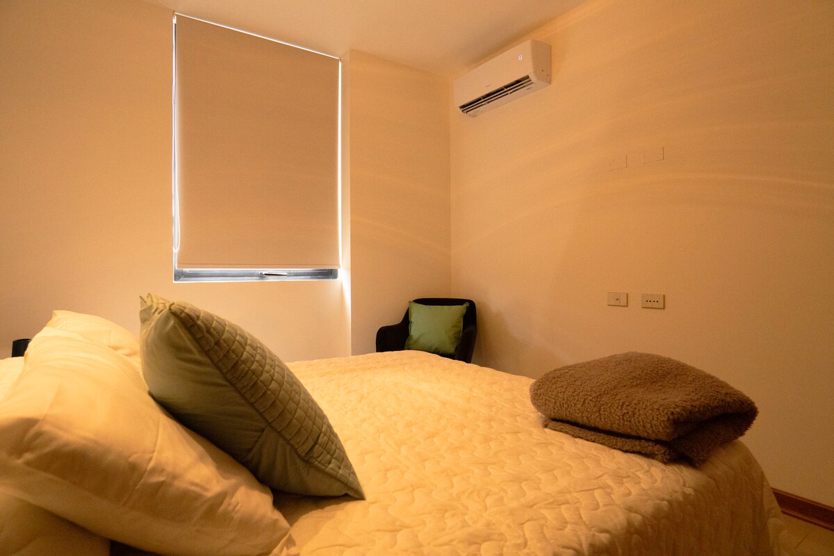 Chumba cha kulala chenye mapazia ya A/C na Nyeusi