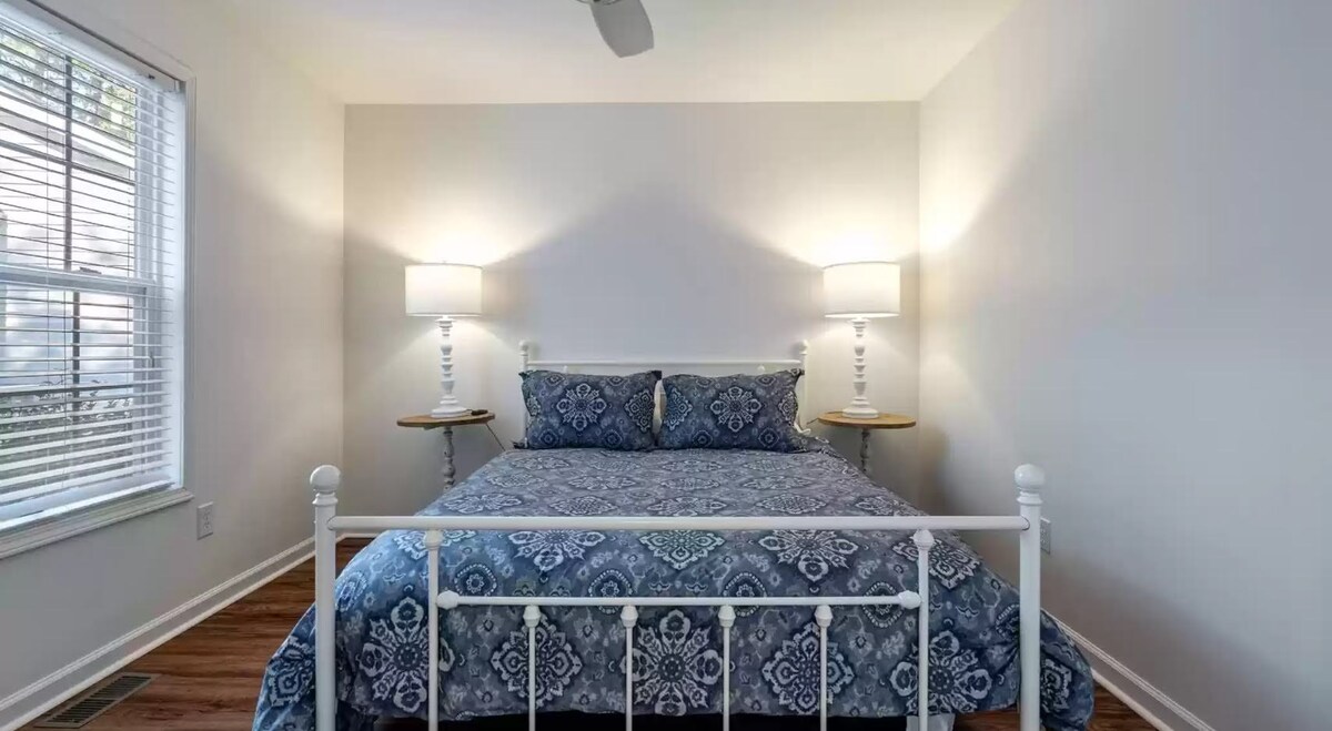 sinds deze foto is gemaakt, zijn er een wandkleed en een dressoir toegevoegd.