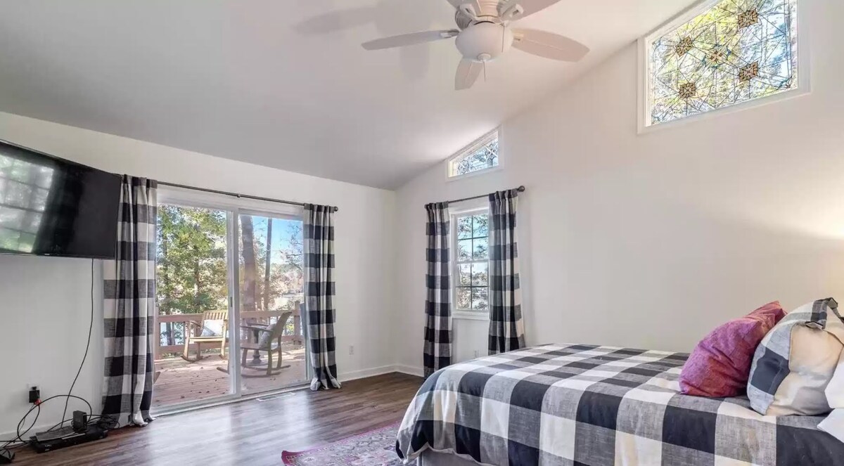 de dekbedden en gordijnen zijn vernieuwd.  ook .... een kleine loveseat, een wandkleed, een bureau en een dressoir zijn toegevoegd sinds deze foto werd genomen.