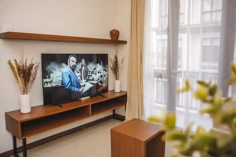 Low-rise 3BR Condo with Ultrafast WiFi near ICE