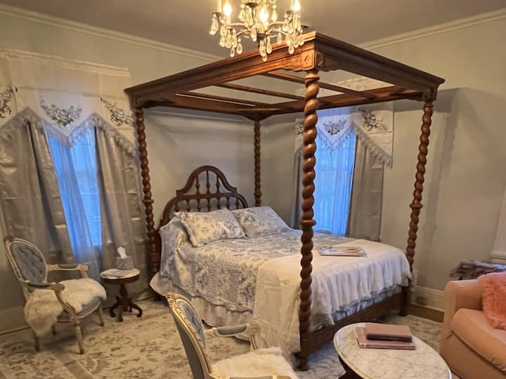 This bedroom also has a small sofa bed (sleeps one)