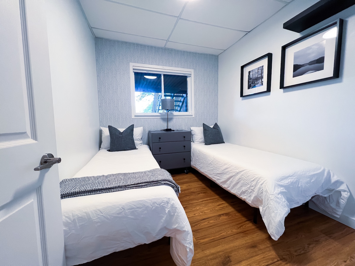 חדר שינה שלישי עם 2 מיטות יחיד עם נוף לג'קוזי ולאגם, כולל טלוויזיה