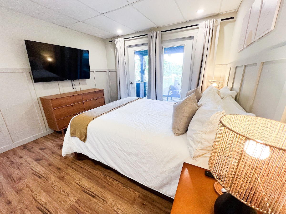 חדר שינה ראשי עם יציאה למרפסת וג'קוזי