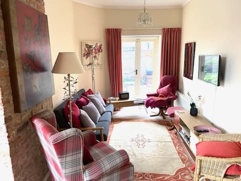 Successful Airbnb property: Town Centre. 2 Bedrooms + Futon 2 Parking Spaces in King's Lynn And West Norfolk