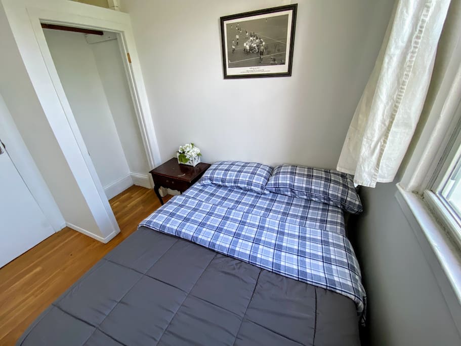 Cozy private and quiet bedroom in heart of Astoria