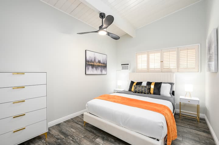 غرفة نوم كوين مع حمام