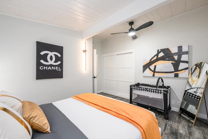 سرير بحجم كوين أكثر راحة ونوفر حتى سريرًا ومرآة كاملة الطول
