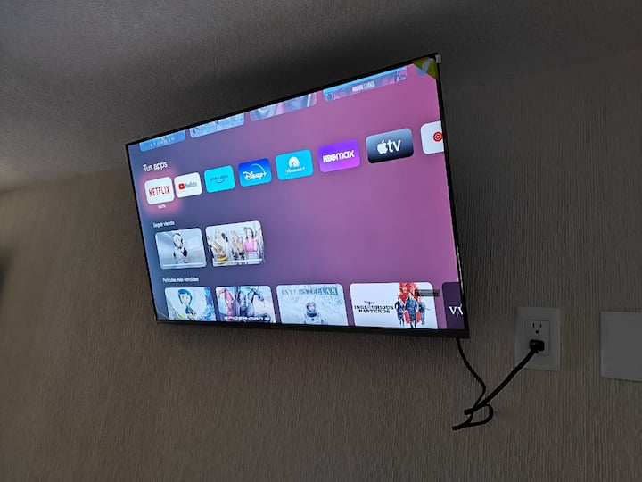 Smar TV v prvej spálni s láskavým servisom od Netflix, Disney+, Amazon Prime, HBOmax a Star+.