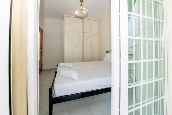 Chumba cha kulala chenye vitanda 2 vya mtu mmoja, kabati kubwa na mwonekano wa bahari