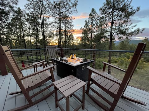 The Log Hill Lodge-VIEWS,Wolf Creek,Hot Tub,sled