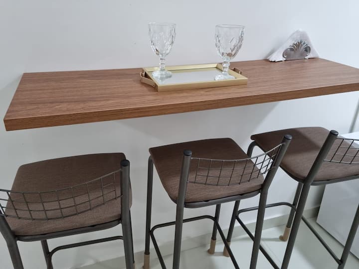 スツール付きのテーブル。 