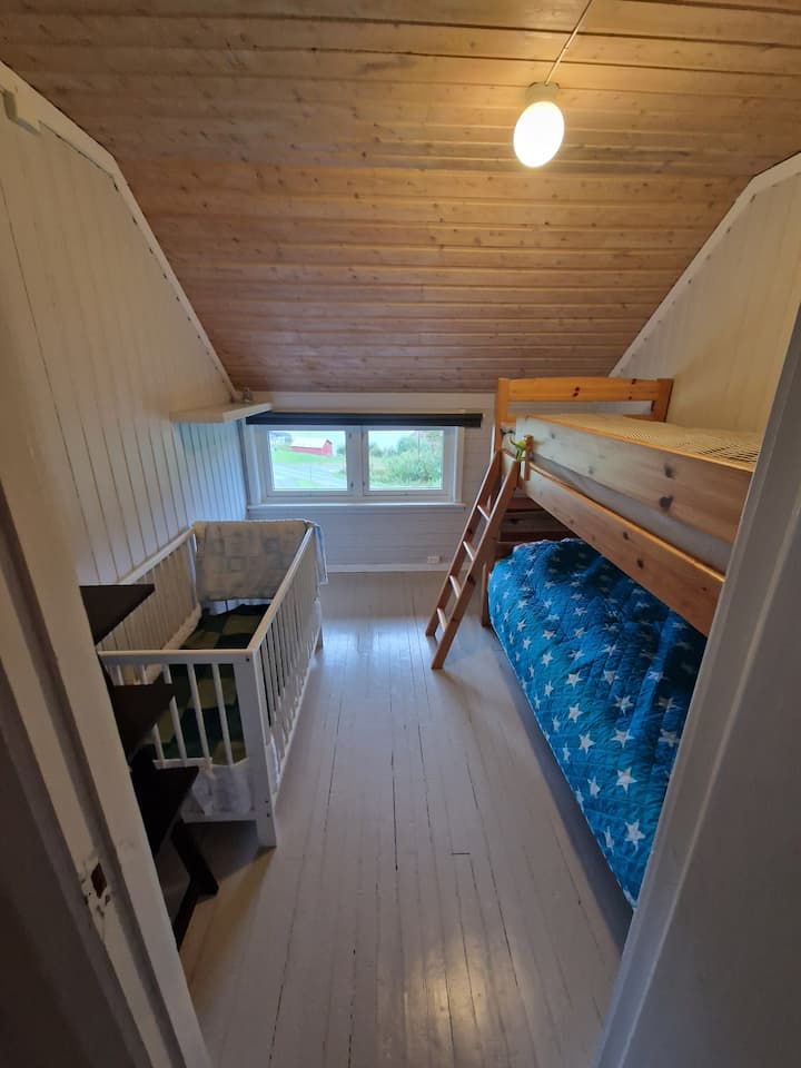 Საძინებელი საბავშვო საწოლით და ორსართულიანი საწოლით.