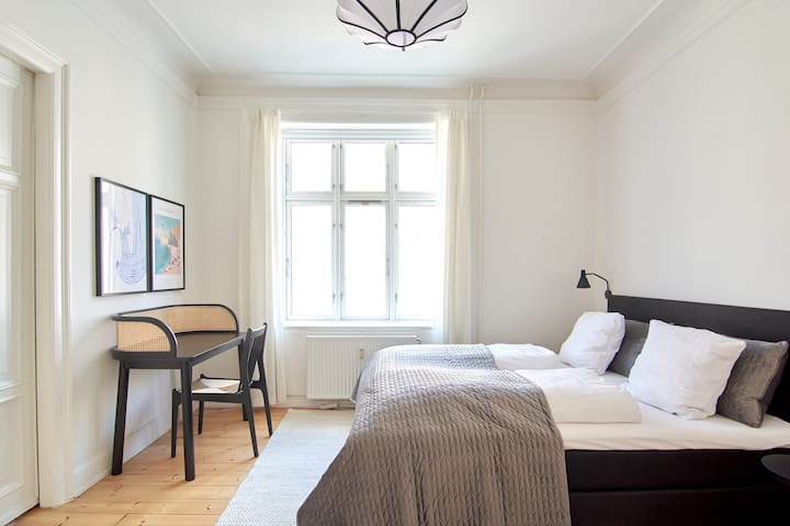 Huge modern & central 2BR loft gallery image 3