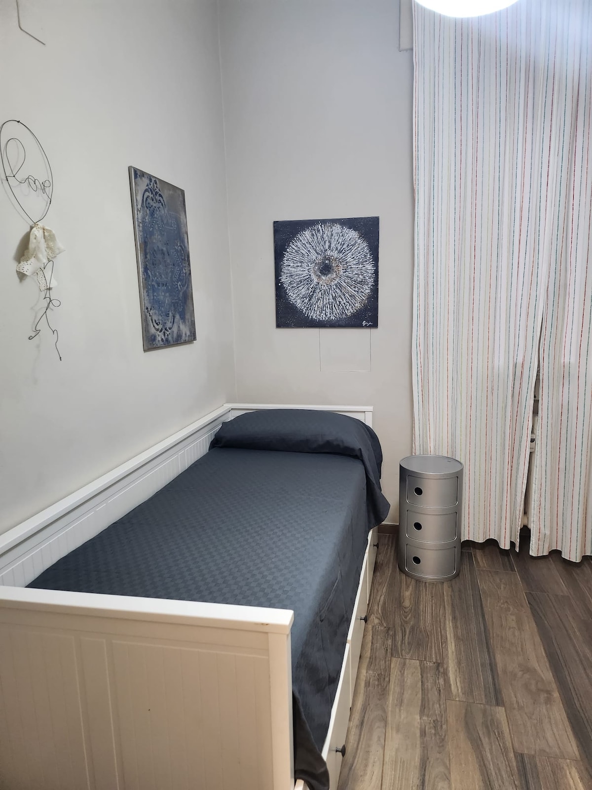 Малиот скапоцен камен на собата на Соња, со единечен кревет кој станува двоен кревет, со три големи фиоки. И како и секогаш, креациите што мора да се видат на Силвија.