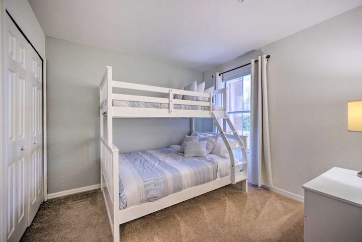 Litera para niños, capacidad para 3 personas en total (doble más completa.) El dormitorio está arriba.
