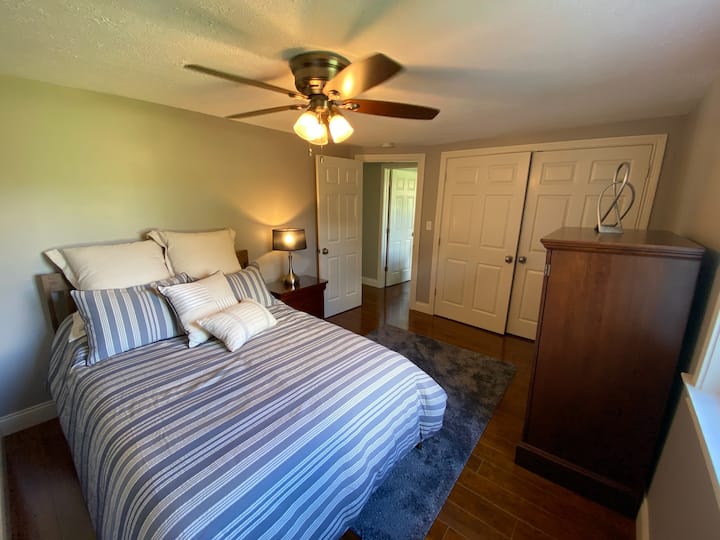 Habitaciones divididas: dormitorio delantero, cama estándar de tamaño completo.