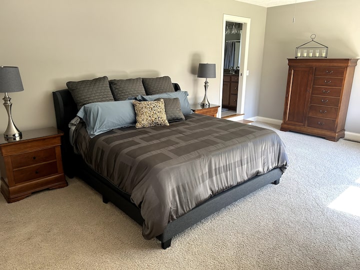 Dormitorio principal:
TV tamaño king de 52pulgadas con cama tamaño king.