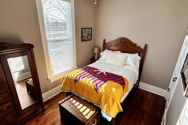 Spavaća soba za goste 2 s drvenim podovima, visokim stropovima i nasljednim namještajem udobna je i dobro osvijetljena.