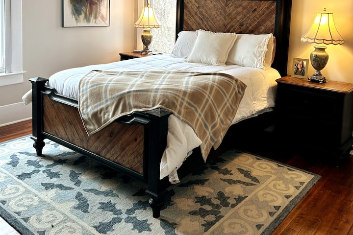 Glavna spavaća soba ima bračni krevet (160x200), visoke stropove s roletama za zamračivanje, kupaonicu s WC-om i ormar sa spojenom kupaonicom.