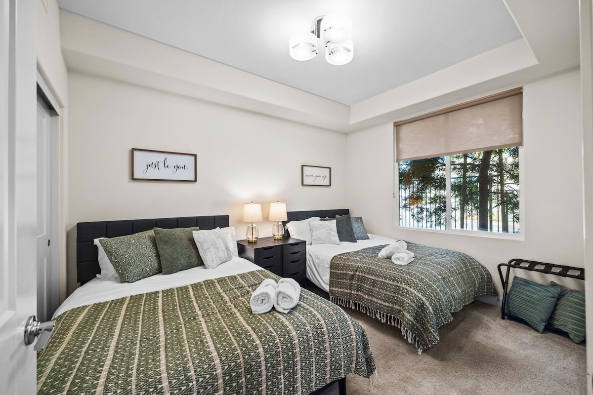 Chumba cha Kulala cha Ngazi ya 1 chenye Kitanda 1 Kamili pekee, Kituo cha Kuchaji Simu (ndani ya droo), Kabati na Dawati la Kazi

KITANDA CHA PILI KIMEONDOLEWA - kimebadilishwa na dawati la kazi na kiti. 