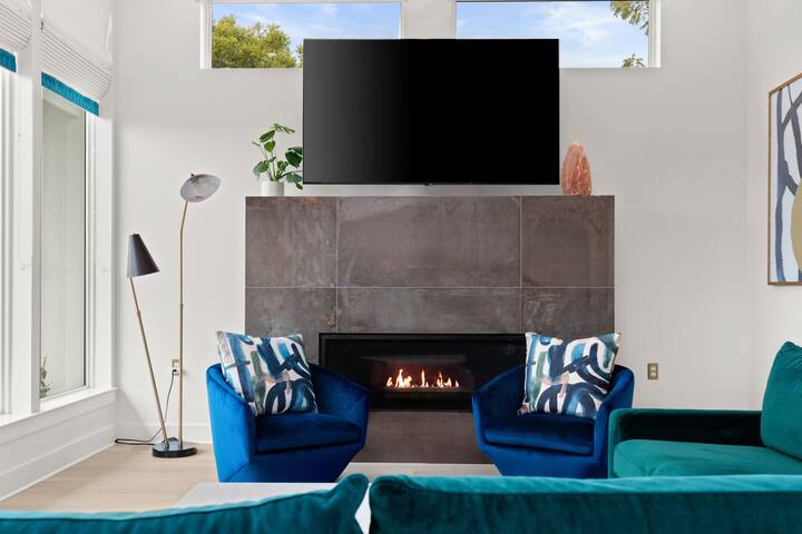 Modern Oasis in East ATX, Sleeps 8, Parking, Pool gallery image 4