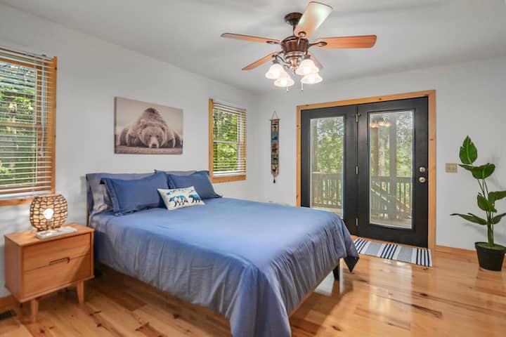 宽敞的主卧室：豪华标准双人床、智能电视、通往门廊 