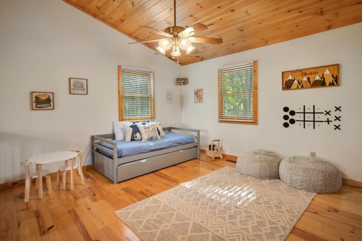 阁楼：带双人轮椅的双人沙发床，还有许多适合小孩的活动。 （别担心，成人也可以入住！ ）