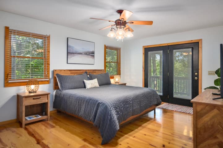 顶层卧室配有豪华加大双人床，可前往私人阳台