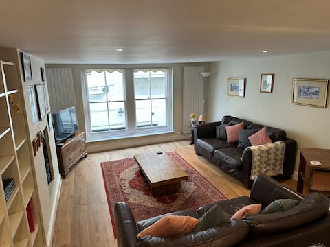 Top Airbnb: Central Dartmouth Townhouse on quaint Foss Street in South Hams