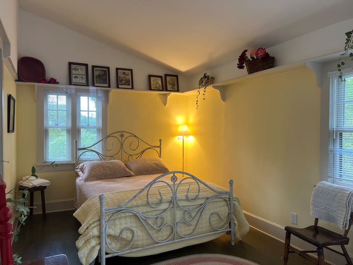 Баня на основното ниво с достъп до терасата