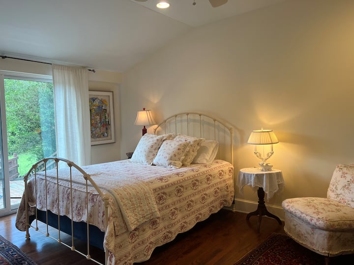 Основна спалня със самостоятелна баня и достъп до терасата