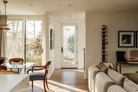 Popular Airbnb listing: Luxury 2,000SF Townhouse Steps to Melrose in Fairfax