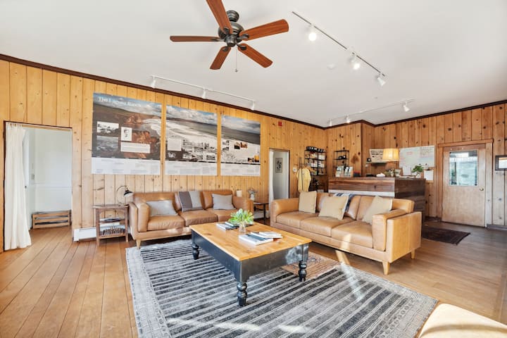 Limantour Lodge - Queen Room with shared bath
