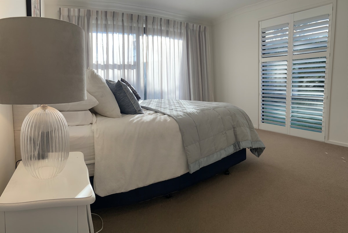 ห้องนอนใหญ่พร้อมเตียงคิงไซส์นำไปสู่ดาดฟ้าผ่านสไลเดอร์